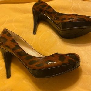 Ladies pump heels black/brown in color